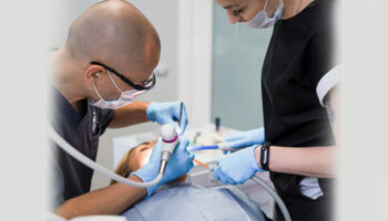 A Dentist or an Endodontist – Who’s Better for a Root Canal?